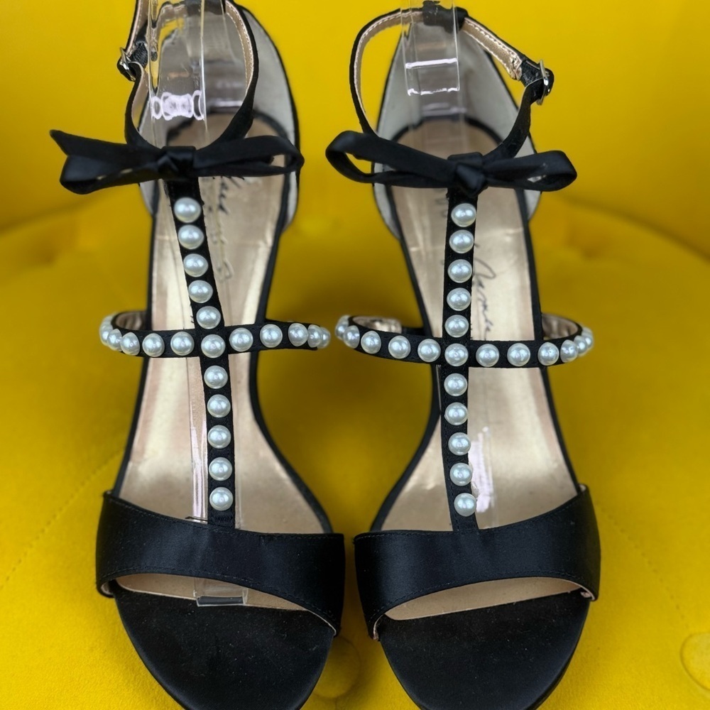Badgley Mischka Pearl Studded T Strap Black Satin Pumps Sz 8M